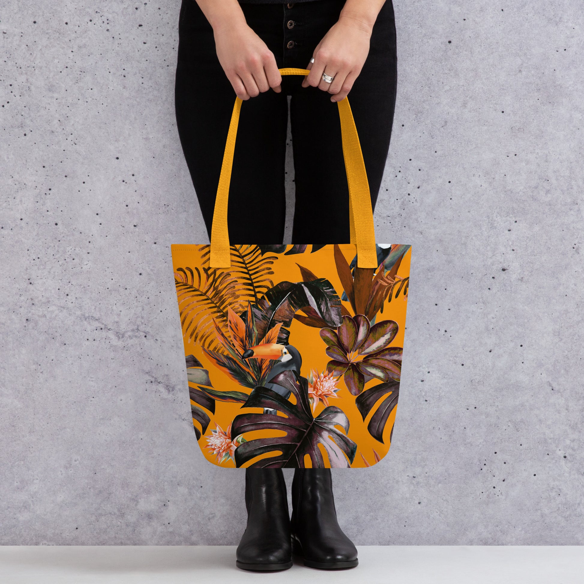 Detalle del estampado de tucán en bolso de tela resistente

