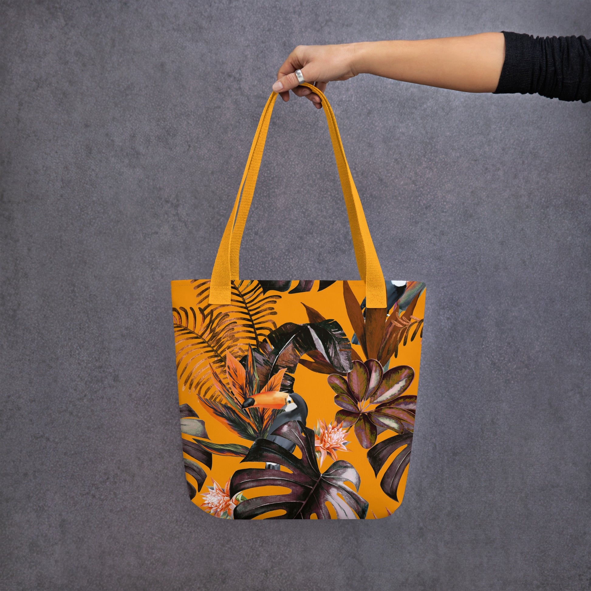 Mujer sosteniendo bolso tote con asas naranjas y diseño colorido


