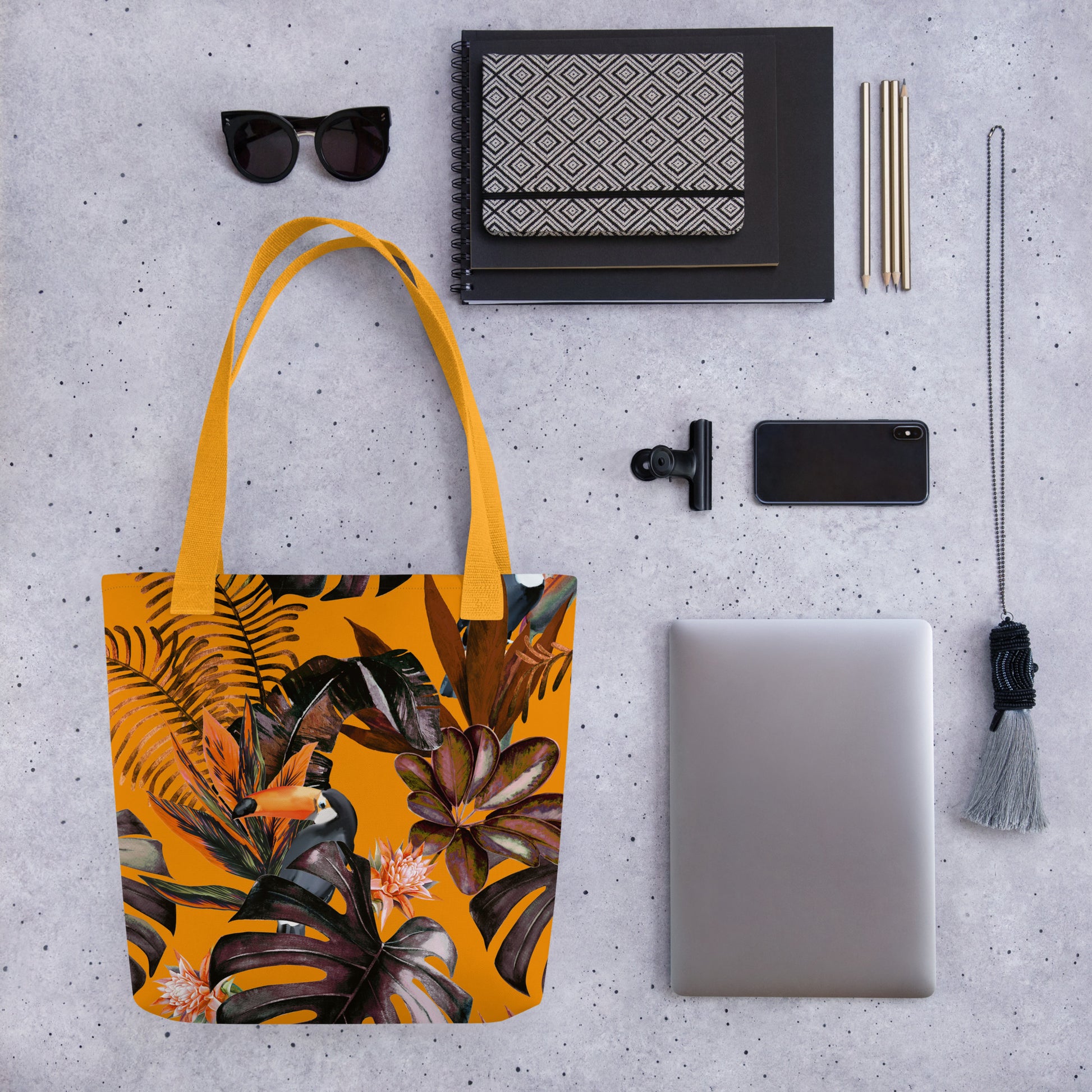 Bolso espacioso con ilustración de tucán y fondo neutro

