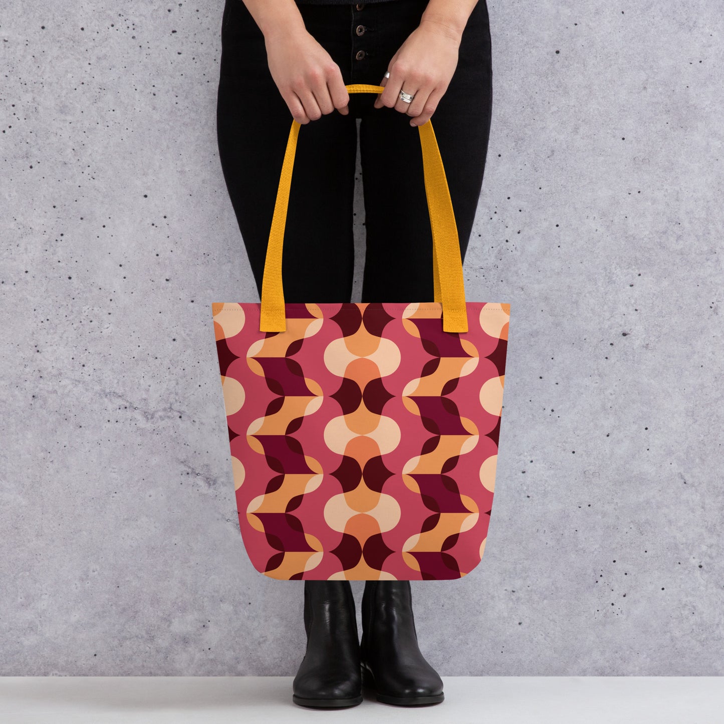 Mujer con bolso tote de estilo vintage y look casual

