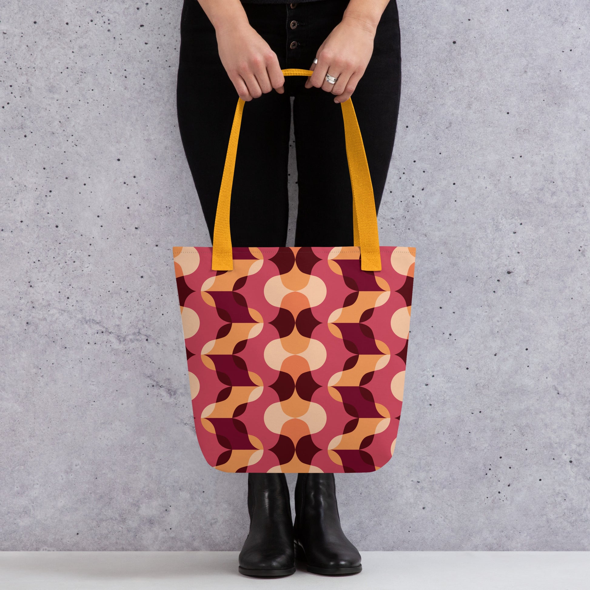 Mujer con bolso tote de estilo vintage y look casual

