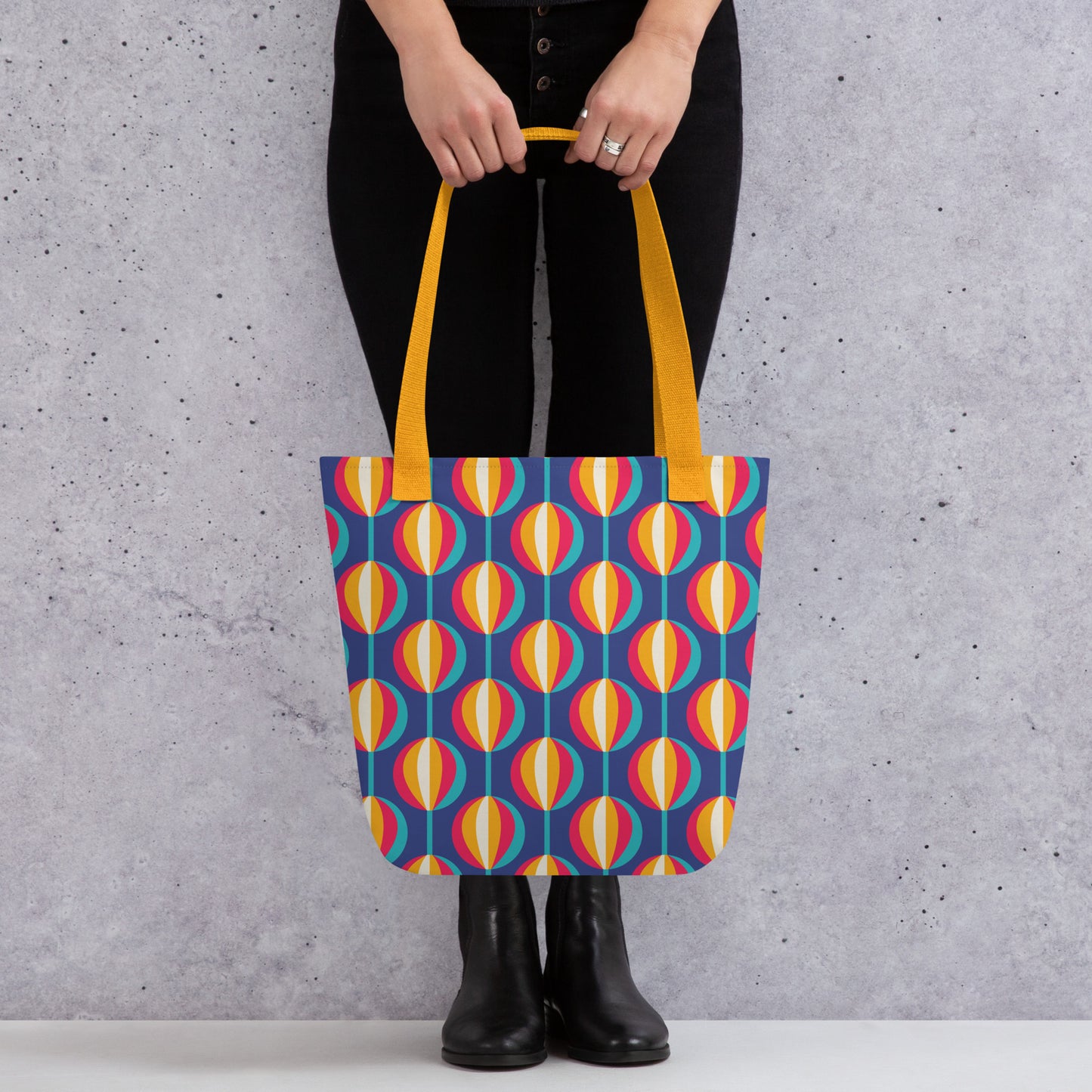Mujer llevando bolso tote con estampado de globos estáticos

