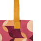 Detalle del estampado vintage en bolso tote espacioso

