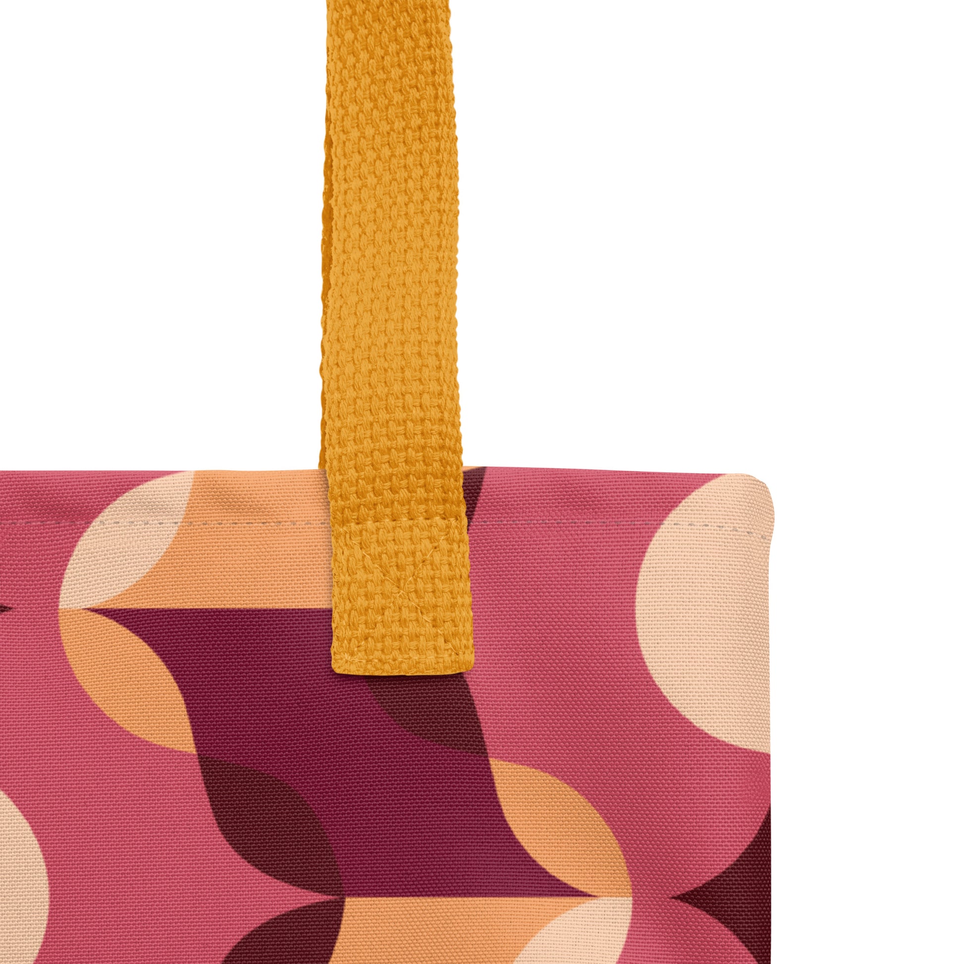 Detalle del estampado vintage en bolso tote espacioso

