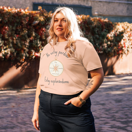 Camiseta algodón orgánico color melocotón suave con frase “No estoy perdida, estoy explorándome” y diseño de brújula con palabras paz, sueños, amor propio y libertad, de algodón orgánico Mi Maleta y Tú