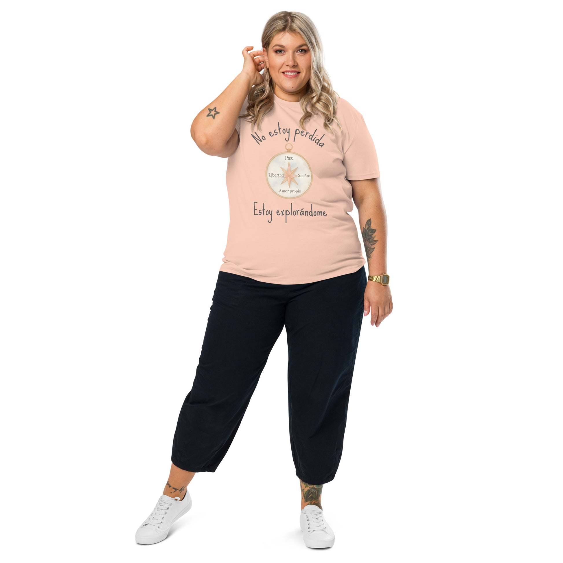 Camiseta algodón orgánico color melocotón suave con frase “No estoy perdida, estoy explorándome” y diseño de brújula con palabras paz, sueños, amor propio y libertad, de algodón orgánico Mi Maleta y Tú