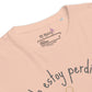 Camiseta algodón orgánico color melocotón suave con frase “No estoy perdida, estoy explorándome” y diseño de brújula con palabras paz, sueños, amor propio y libertad, de algodón orgánico Mi Maleta y Tú