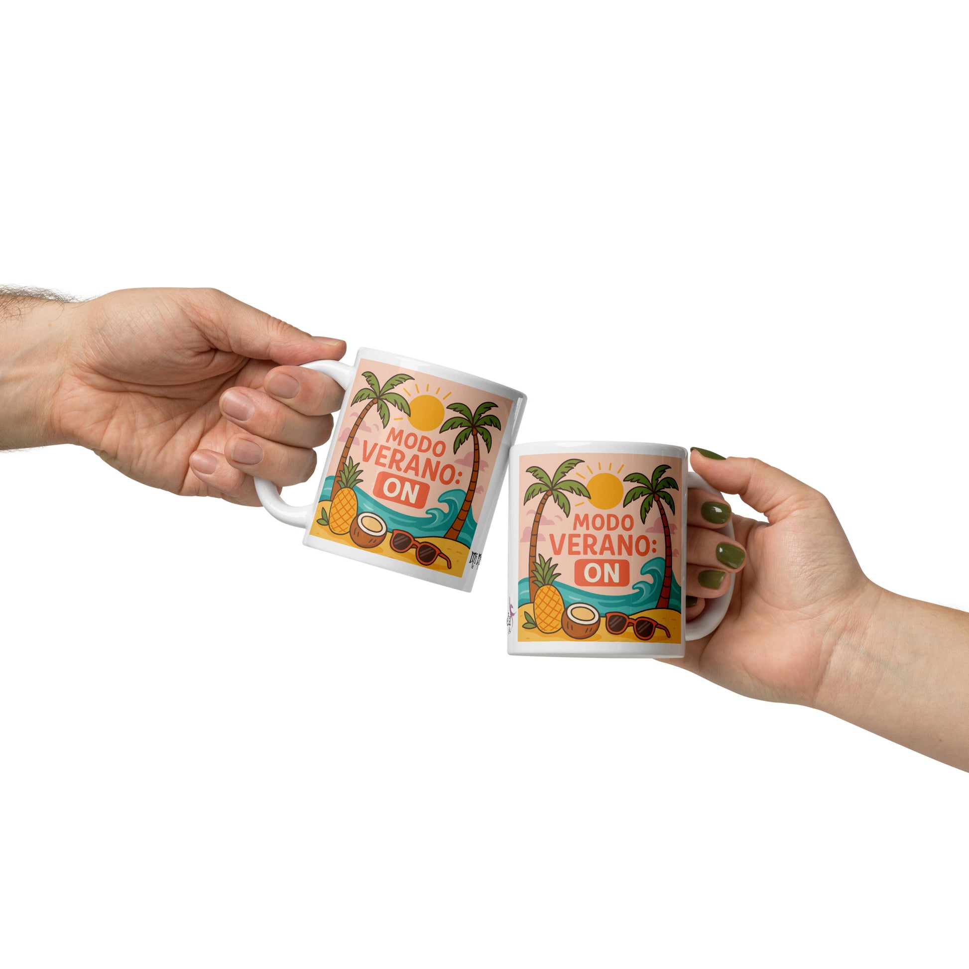 Taza de cerámica blanca con diseño colorido de playa, sol y palmeras, y la frase "Modo Verano: ON", ideal para bebidas calientes como café o té.