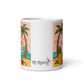 Taza de cerámica blanca con diseño colorido de playa, sol y palmeras, y la frase "Modo Verano: ON", ideal para bebidas calientes como café o té.