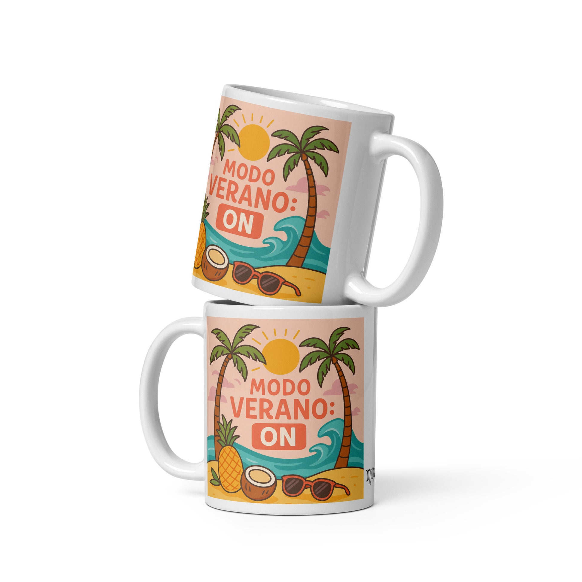 Taza de cerámica blanca con diseño colorido de playa, sol y palmeras, y la frase "Modo Verano: ON", ideal para bebidas calientes como café o té.