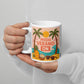 Taza de cerámica blanca con diseño colorido de playa, sol y palmeras, y la frase "Modo Verano: ON", ideal para bebidas calientes como café o té.