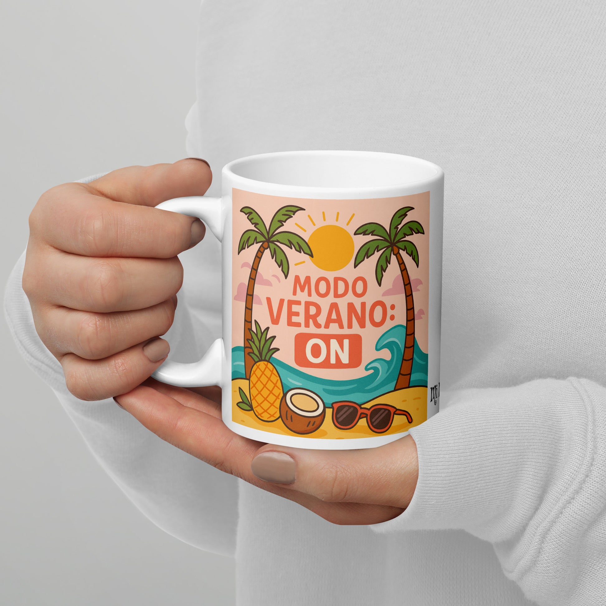 Taza de cerámica blanca con diseño colorido de playa, sol y palmeras, y la frase "Modo Verano: ON", ideal para bebidas calientes como café o té.