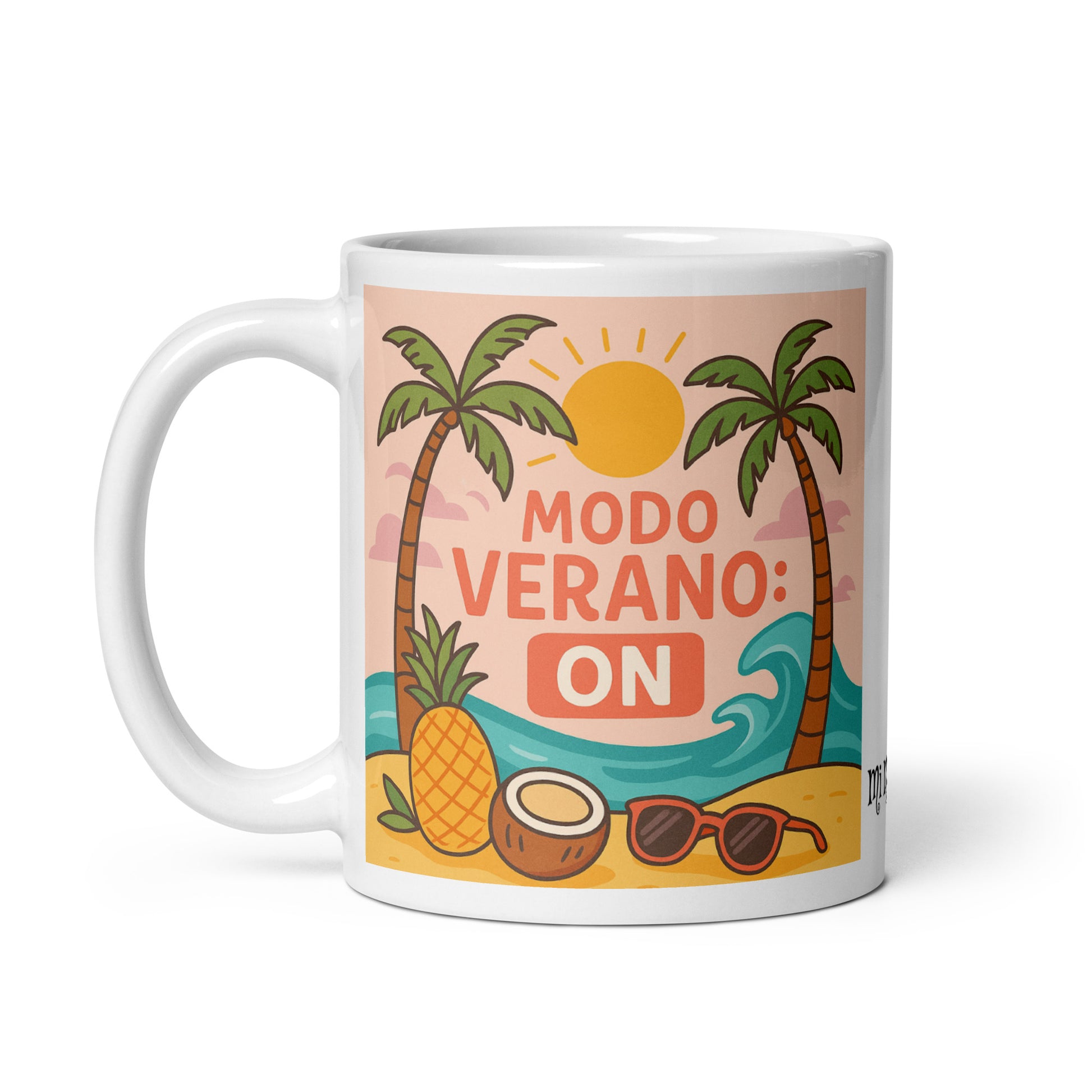 Taza de cerámica blanca con diseño colorido de playa, sol y palmeras, y la frase "Modo Verano: ON", ideal para bebidas calientes como café o té.