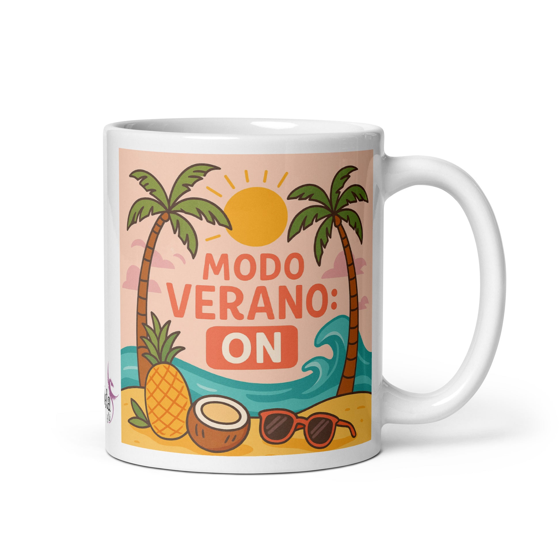 Taza de cerámica blanca con diseño colorido de playa, sol y palmeras, y la frase "Modo Verano: ON", ideal para bebidas calientes como café o té.